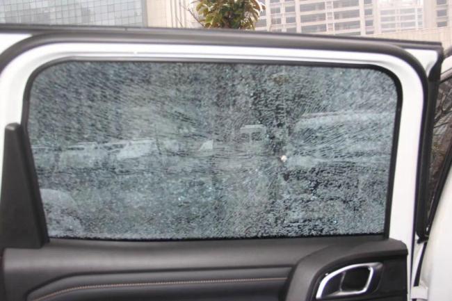 男子恨远光灯用弹弓击碎5车玻璃