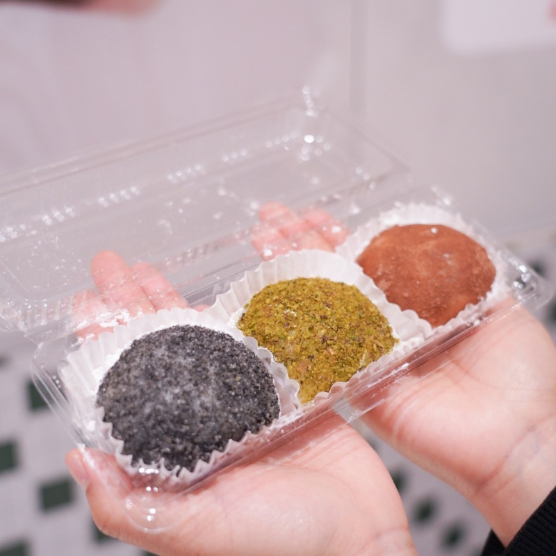 同样供应自家名物爆馅糯米糍，口味包括开心果（$15）、巧克力榛子（$15）、黑芝麻（$10）及花生（$8）。（图片来源：APITA）