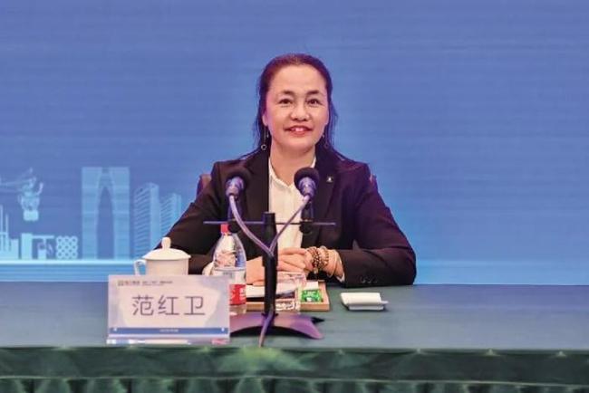 中国女首富24岁儿子正式出山