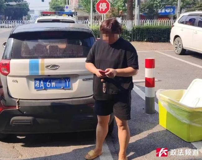 交警查缉“违法王”车辆