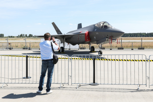 英国拟采购12架F-35A战机
