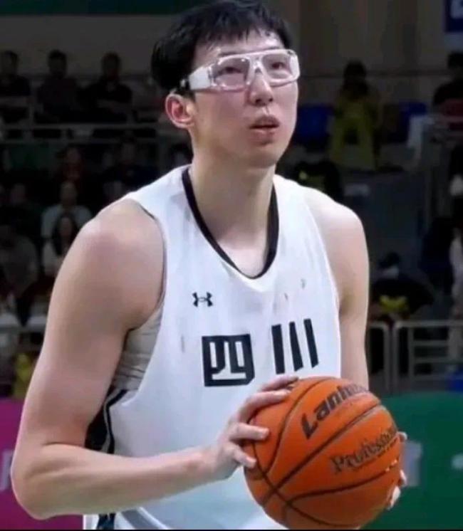 周琦“暴揍”老东家北京男篮,双塔37+18逆转北京队