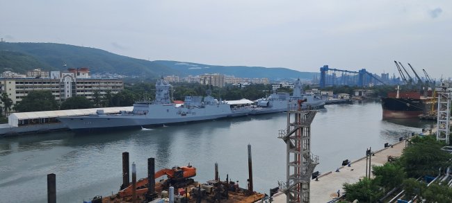 印度海军同日服役两艘新型护卫舰