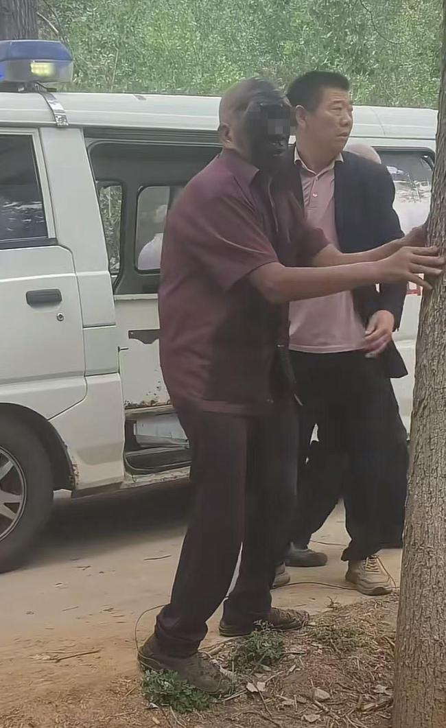 百岁老人过寿 七旬老人捡烟花被崩伤