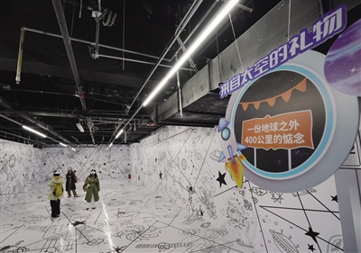 技术破壁 生态优化 文化出海 中国科幻产业显现三大新趋势 参观者在“幻聚·多维宇宙”沉浸式科幻展中体验。 新华社记者 张晨霖 摄