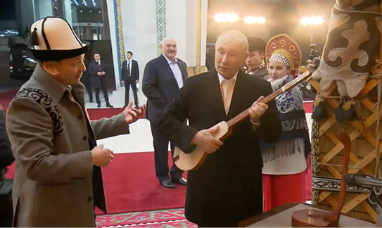 普京试弹传统乐器库姆孜