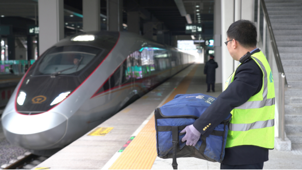 沈白高铁助力“双11”网购高峰期快件运输