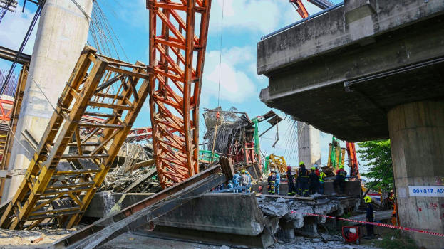 泰国兴建中的拉玛二路高架路塌陷，至少5人死亡。 美联社