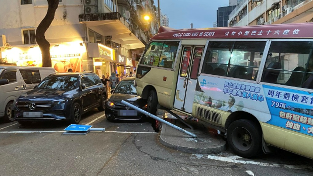 大埔安富道小巴疑失控狂冲百米