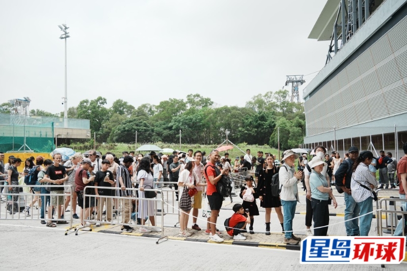 昂坪360缆车站,售票处及登车处均大排长龙。 汪旭峰摄 昂坪360缆车站,售票处及登车处均大排长龙。 汪旭峰摄