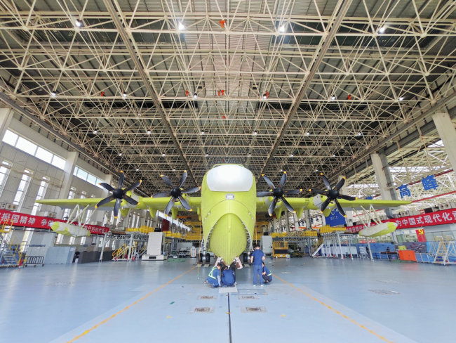 AG600“鲲龙”飞机批产第三架机总装下线