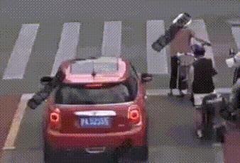 高温天老人摔倒 民警买药紧急施救