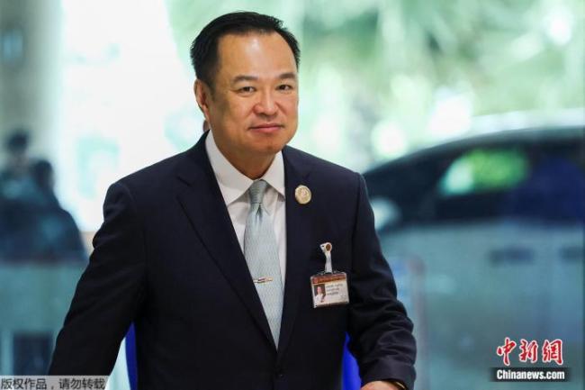泰国新总理会开飞机还精通乐器