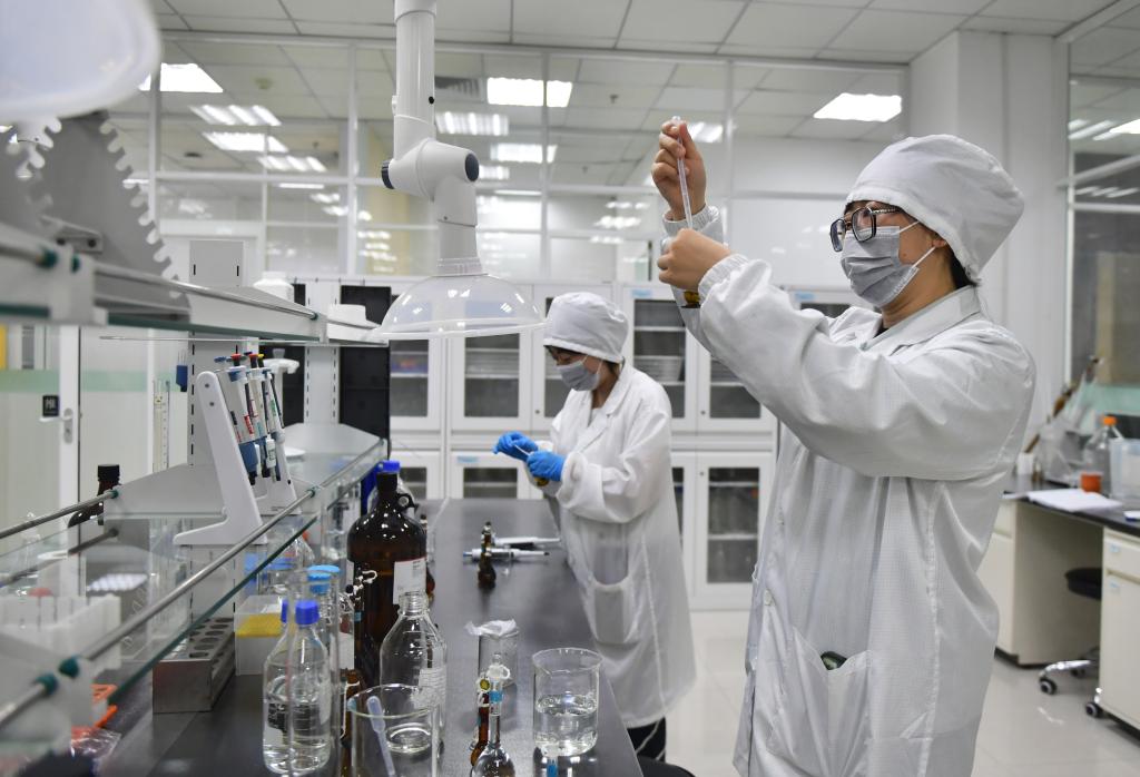 沈阳一家药企研发人员在进行样品处理。新华社记者 杨青 摄