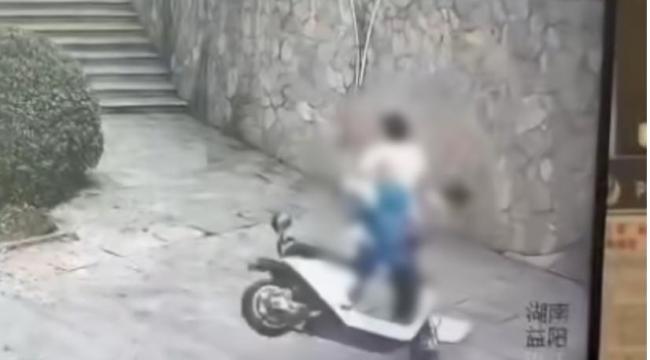 2高中生骑电动两轮车撞围墙身亡