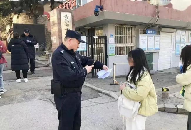 警方助跑错考场中考生准时赴考