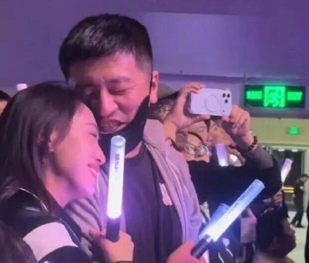 张雪峰回应出轨传闻 直播晒婚戒辟谣