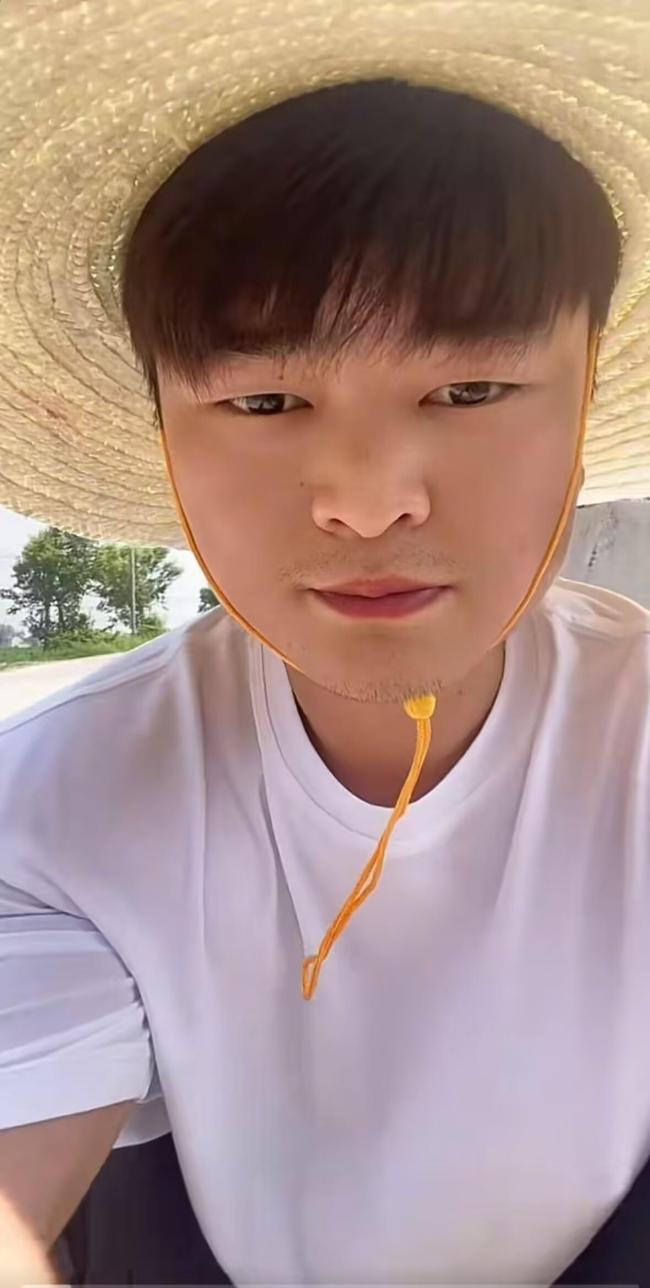 小伙救起一家三口后不幸溺亡