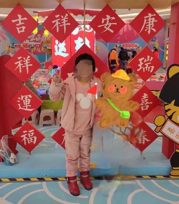 女孩被生父继母虐死案后续