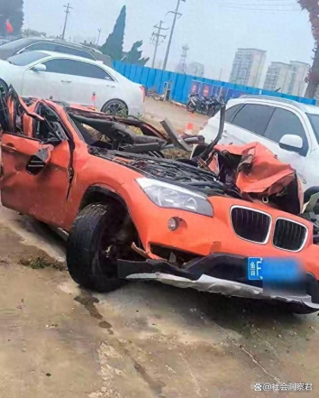 烟台渣土车侧翻压扁两车