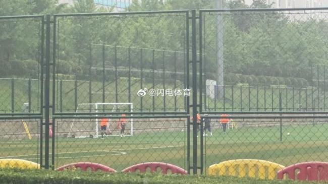 泰山队4位门将冒雨训练