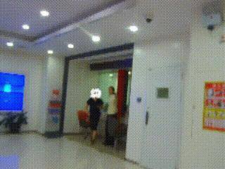 女子要取走390万现金 柜员报警