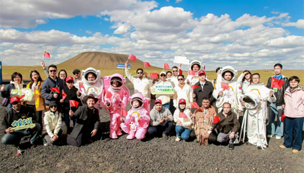 外国记者走进乌兰哈达火山