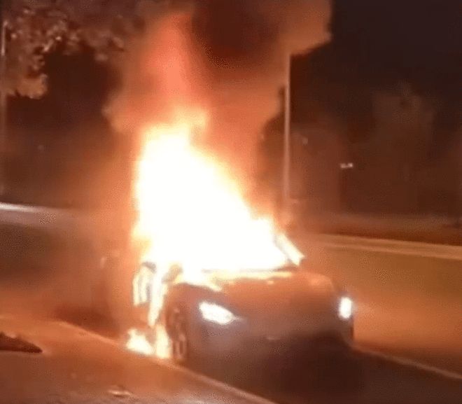 小米SU7路边起火 车主：个人自带锂电池着火所致