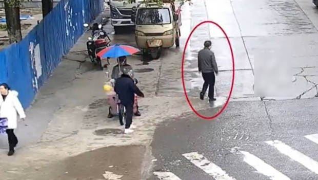 杀人疑犯王某找同鄕学煮饭暴露行踪被捕。