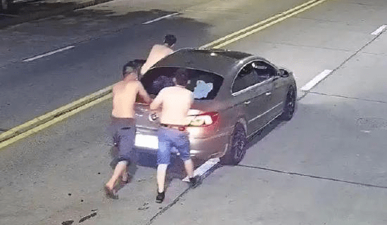 湖北三汉酒后路边推行汽车数百米回家