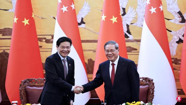 黄循财总理（左）6月23日在北京人民大会堂和中国总理李强举行会谈。两人随后共同见证多项合作文件的签署。