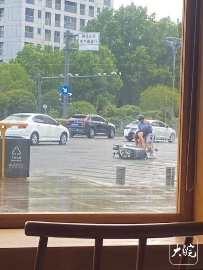 合肥街头高中生扶起摔倒大姐