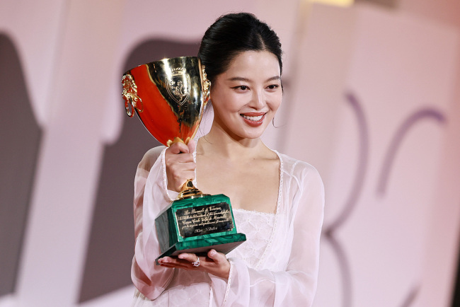 中国演员辛芷蕾获第82届威尼斯电影节最佳女演员奖