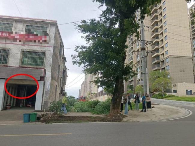 小区门口将开寿衣店引争议