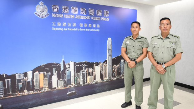 辅警队教官、警长翁松彬(左)及杨启龙(右)强调，辅警与正规警员的责任和使命相同。