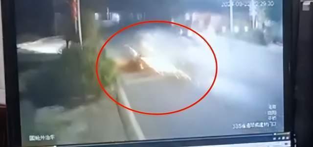 男子载女友和侄女回家被追尾致身亡