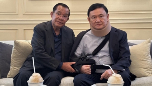 洪森（左）在fb贴出过往与他信（右）的亲密合照。