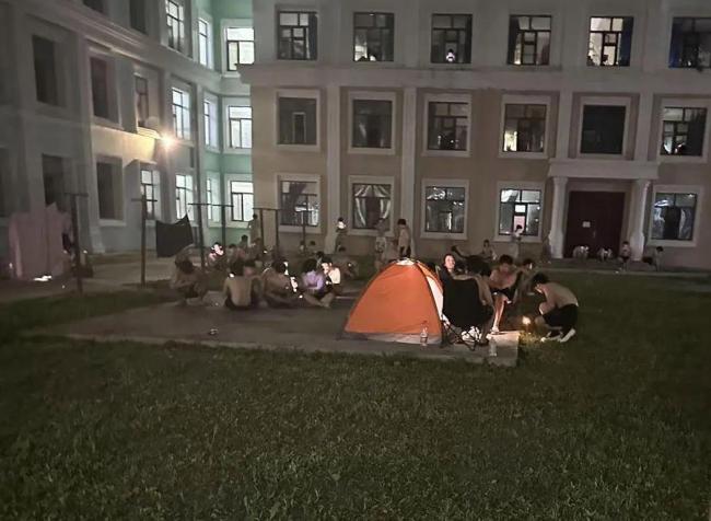 哈尔滨高温高校学生楼道乘凉睡觉