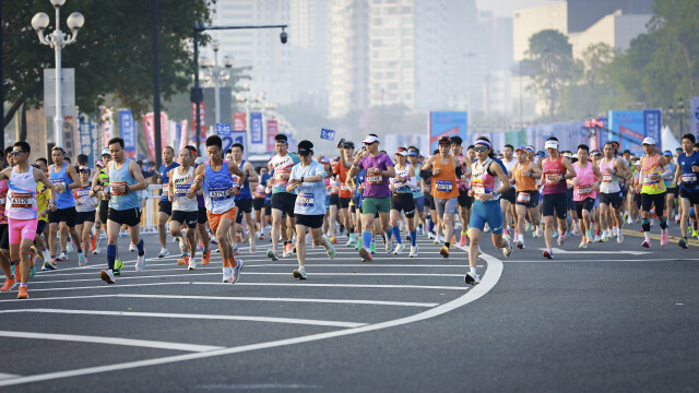 2025珠海马拉松，选手出发。摄影：曹雅琴