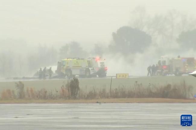 美国一飞机着陆时坠毁 多人死亡