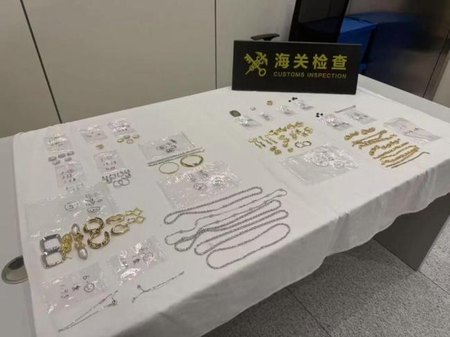 旅客内衣藏匿走私首饰被查获