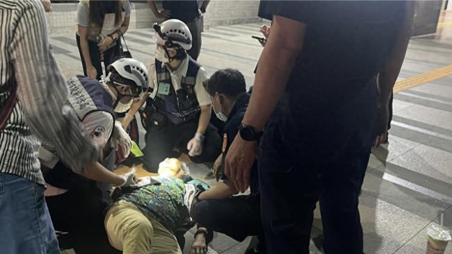 罢绿团体85岁领衔人获释后哭嚎喊冤
