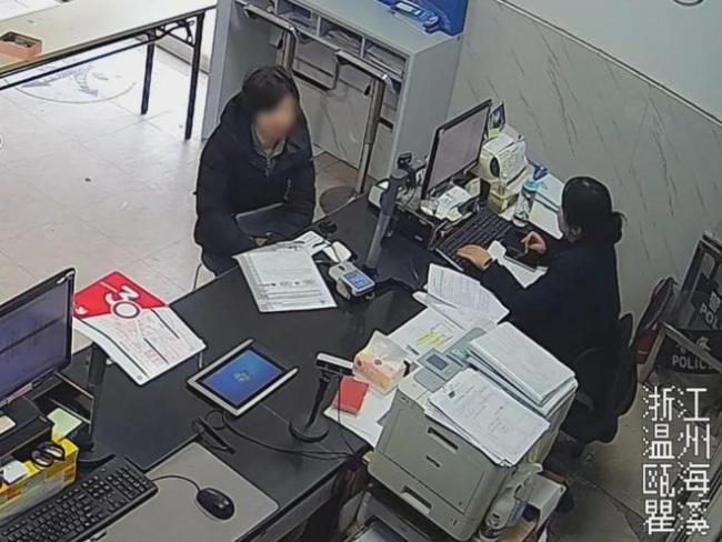 女子为相守35年丈夫销户 忍不住泪崩 民警暖心举动慰藉悲痛