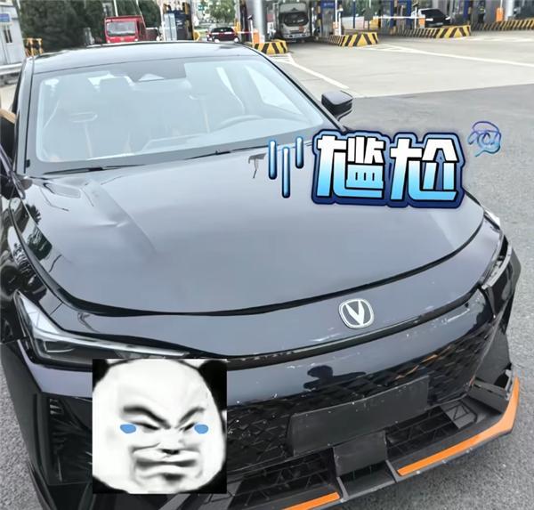 弟弟陪姐姐提新车上高速被姐姐追尾