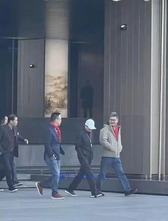 马云佩戴工牌现身蚂蚁园区