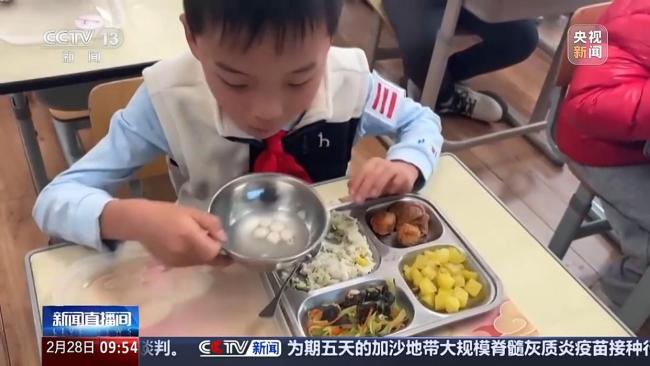 上海中小学实施AB制午餐模式 提升用餐体验与安全