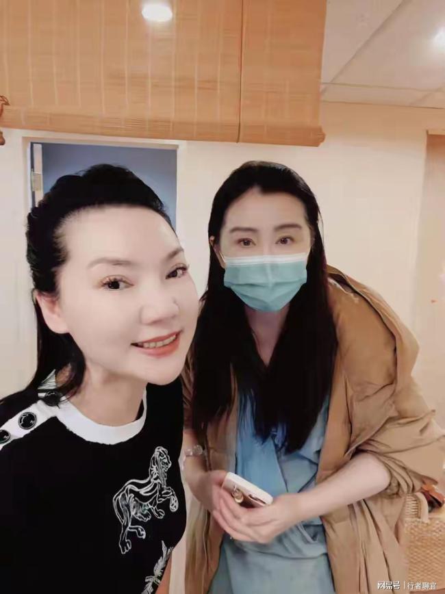王祖贤亲自给我做艾灸 影迷热议情怀与生活交织