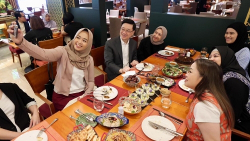 李家超指香港推动清真旅游努力成果显著,获国际充分认可肯定。 李家超指香港推动清真旅游努力成果显著,获国际充分认可肯定。