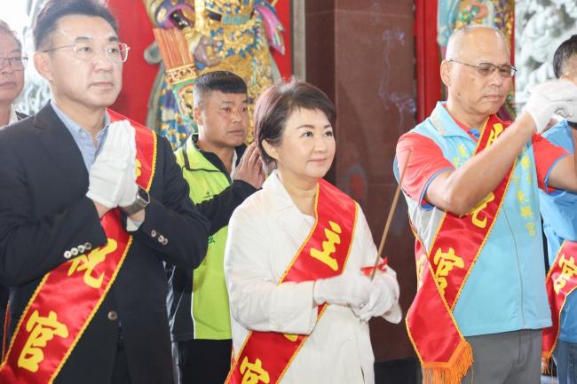 卢秀燕携江启臣拜庙 拉抬意味浓厚