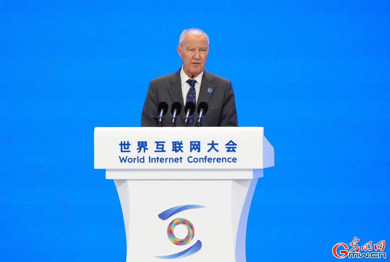 弗朗西斯•高锐：人工智能模型开源有助于缩小数字鸿沟